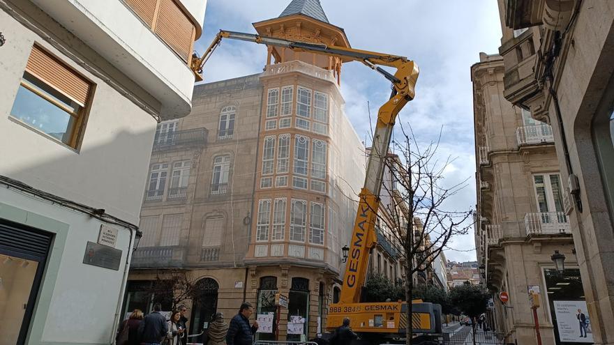 La obra urgente para evitar desprendimientos en el antiguo Hotel Miño finalizará el lunes