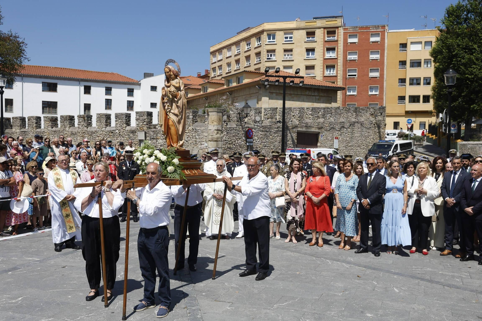 La misa con la Armada y la ofrenda floral del Carmen en Gijón, en imágenes