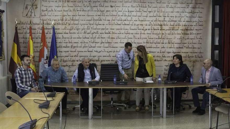 Miembros del grupo Tacobi con el edil de Medio Ambiente y el alcalde ayer por la mañana.