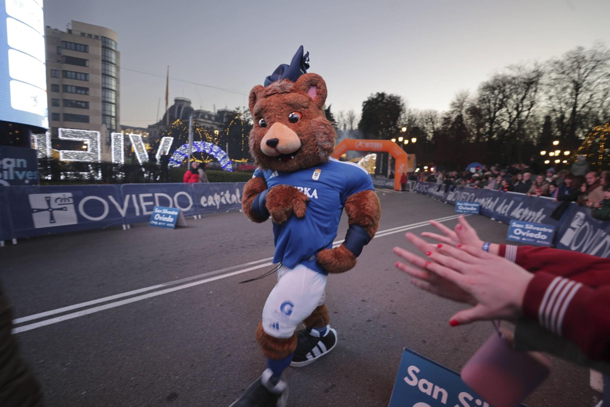 EN IMÁGENES: Alejandro Onís y Mariam Benkert saltan del segundo al primer puesto en la San Silvestre de Oviedo