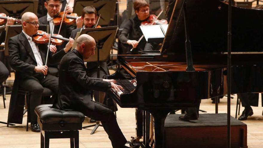 Benedetto Lupo, en primer término, ayer, en el Auditorio, con la OSPA.