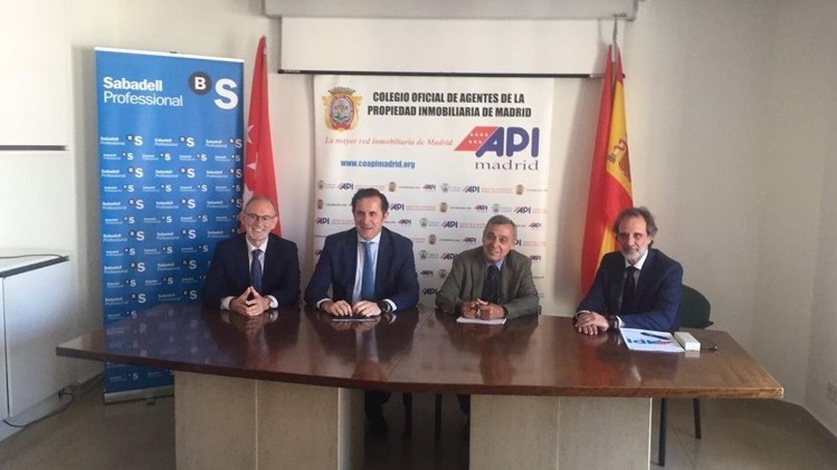 De izquierda a derecha, Merino Tapia, Asesor Jurídico de COAPIMADRID-AIM; Maté Inclán, Director Territorial Comercial de la Territorial Centro de Banco Sabadell; Cabrero García, Presidente de COAPIMADRID - AIM y Enrique Fernández, de Banco Sabadell.