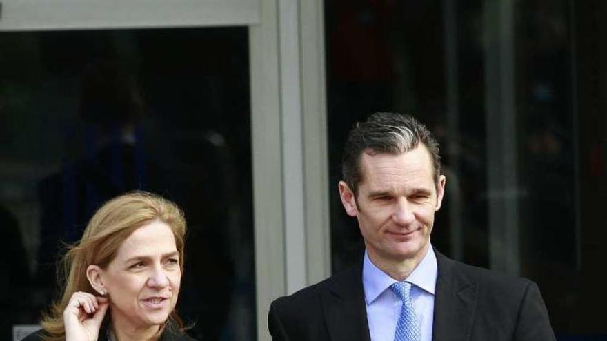 Cristina de Borbón e Iñaki Urdangarín, a su salida. // Efe