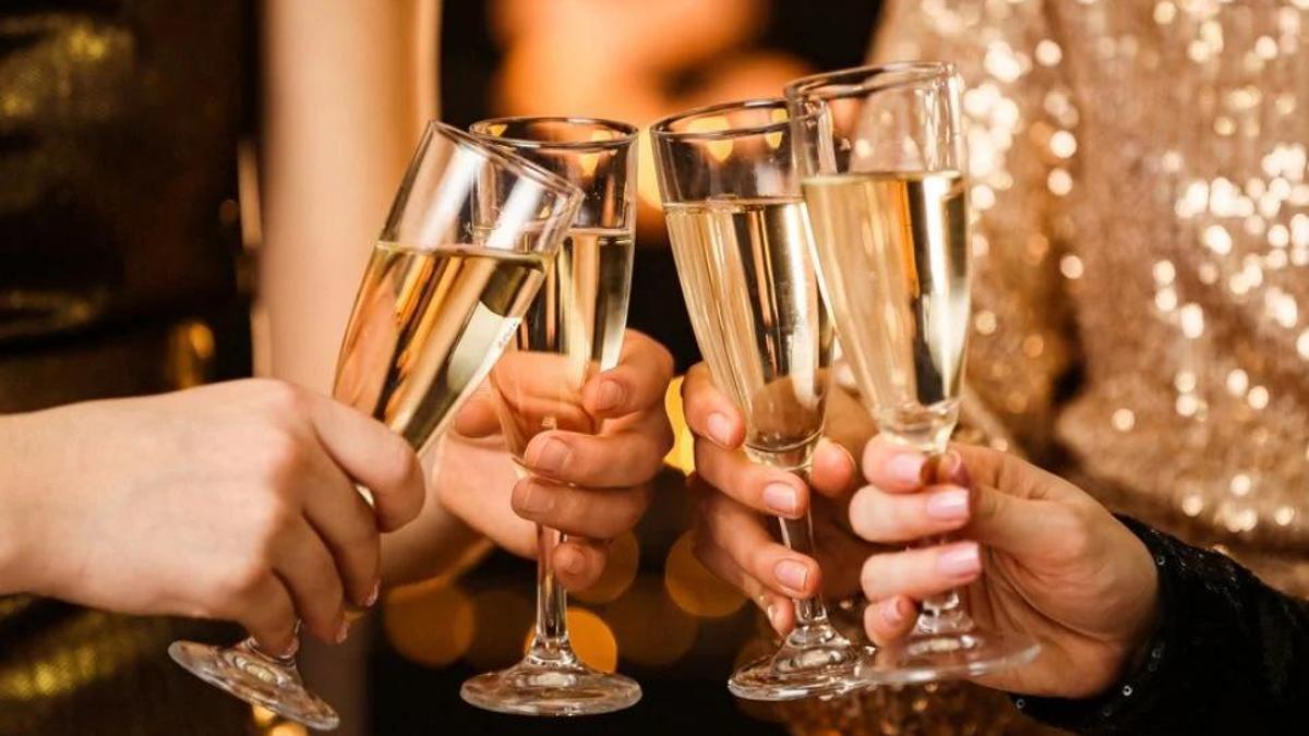 Brindis con champán.