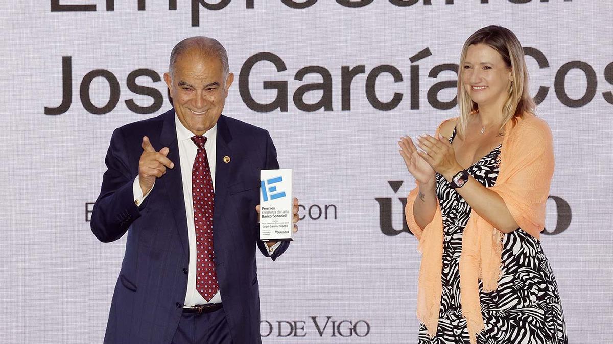 José García Costas recibió el premio a la trayectoria de Patricia Rodríguez, directora comercial de Úbico.