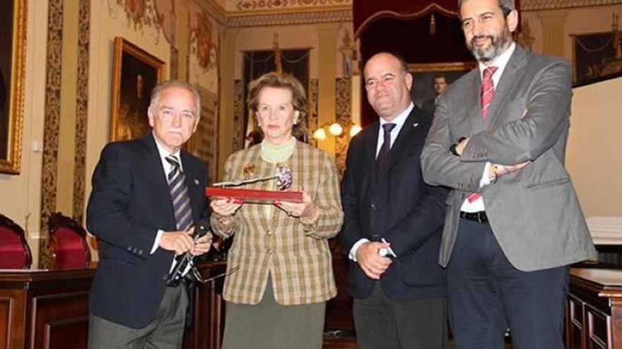 La viuda de Félix Rodríguez de la Fuente, Marcelle Parmentier, recoge el premio en memoria de su marido.
