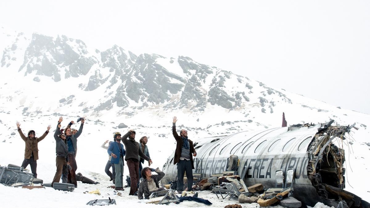 Imagen de la película de J.A. Bayona 'La sociedad de la nieve', sobre la tragadia aérea de los Andes de un equipo de rugby uruguayo.