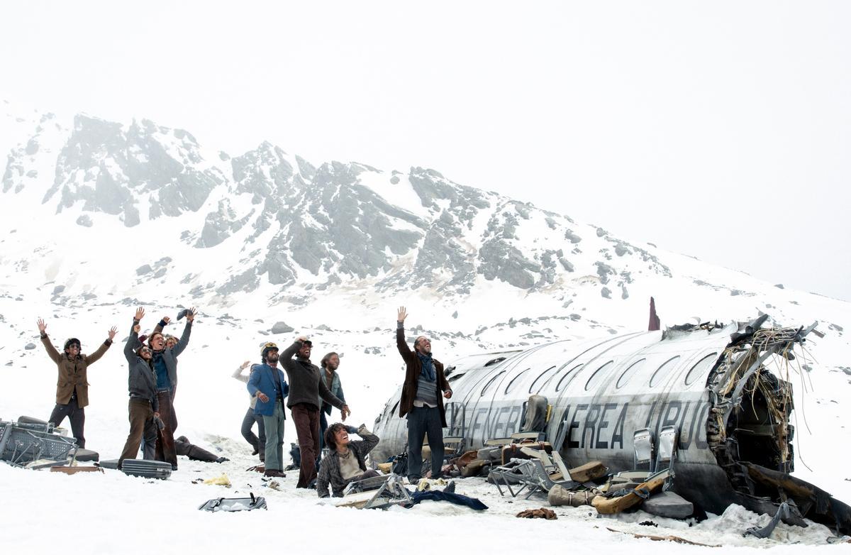 Imagen de la película de J.A. Bayona 'La sociedad de la nieve', sobre la tragadia aérea de los Andes de un equipo de rugby uruguayo.