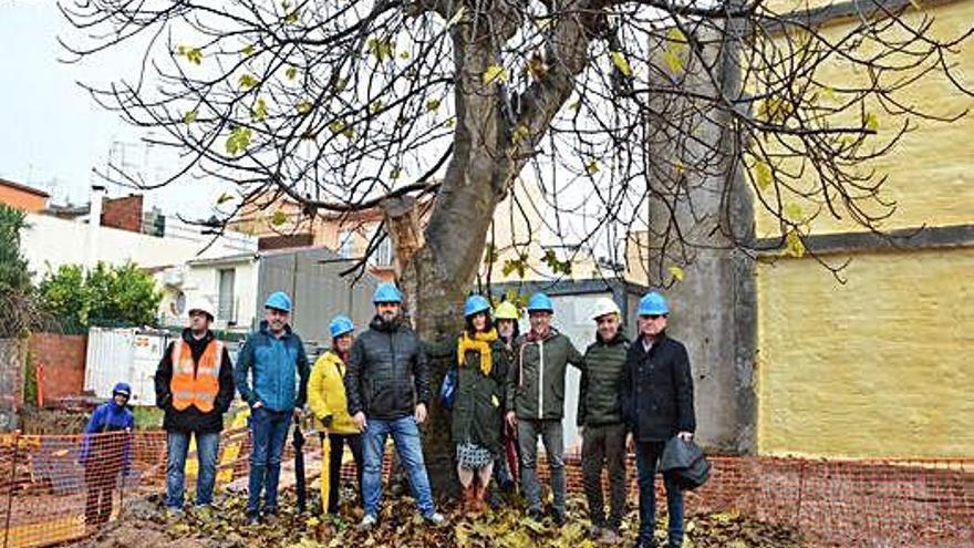 Els col·laboradors del projecte, davant la figuera centenària.