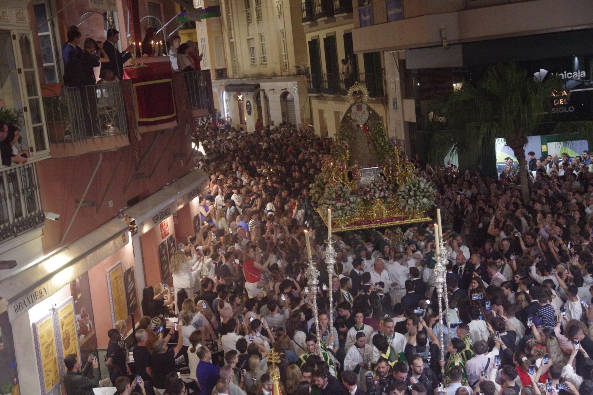 Procesión triunfal de regreso de la Virgen de la Esperanza a su basílica tras su peregrinación a Roma