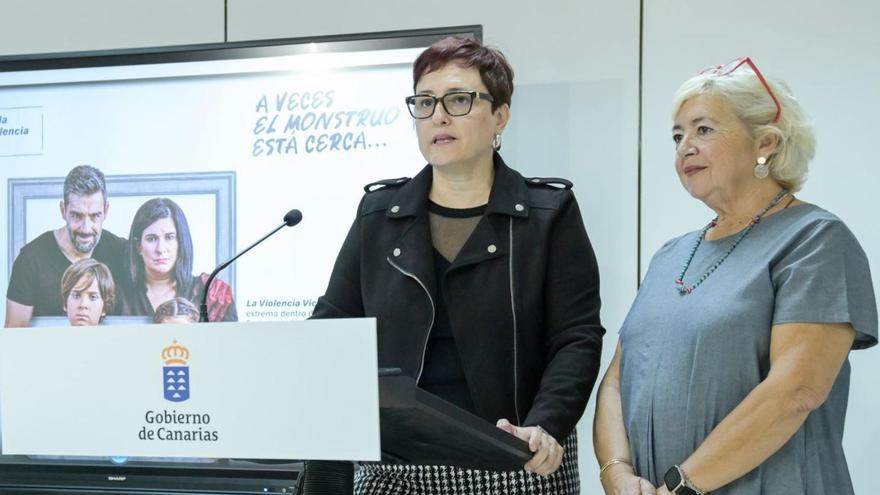 La consejera de Bienestar Social, Candelaria Delgado, y la directora del ICI, Ana Brito. |