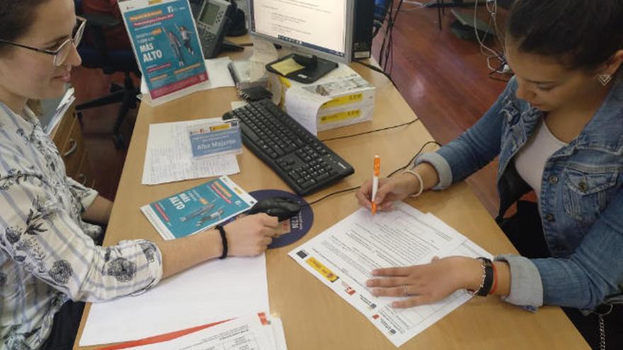 La técnica de orientación laboral atiende en la Fundación Universitaria a una joven interesada en el programa de Crecimiento Profesional para el empleo.