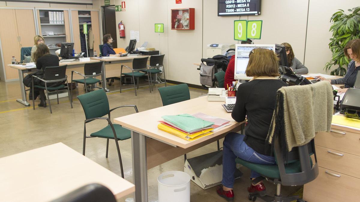 Personal de la administración pública en una oficina.