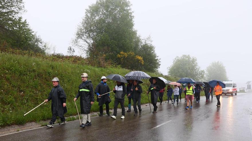 Comienza la marcha minera desde Tormaleo bajo la lluvia