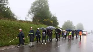 Con paraguas, niebla, cansancio y muchas ganas: así arranca la marcha minera desde Tormaleo