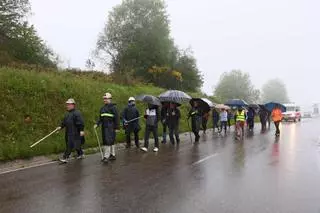 Comienza la marcha minera desde Tormaleo bajo la lluvia