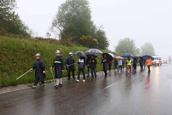 Comienza la marcha minera desde Tormaleo bajo la lluvia
