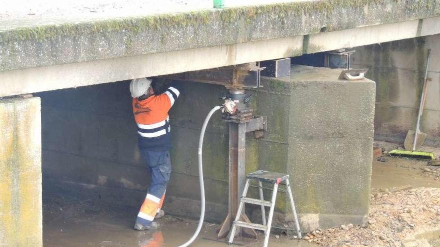 Un trabajdor debajo de la estructura del viaducto.