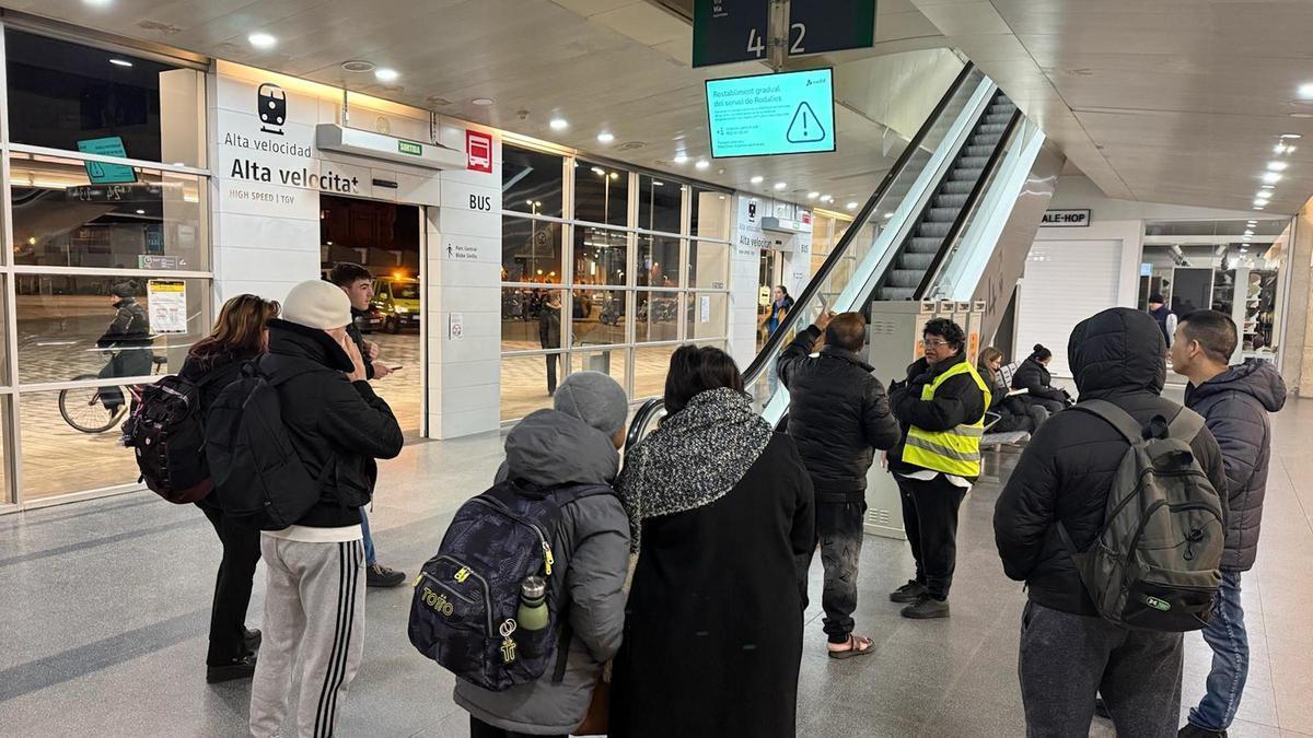 Vídeo | Frustració i desconcert entre els usuaris de Rodalies a Girona pel servei intermitent