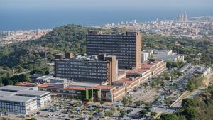 Vista general del campus del Hospital Germans Trias i Pujol, sus aparcamientos y su entorno, antes de su transformación urbanística.
