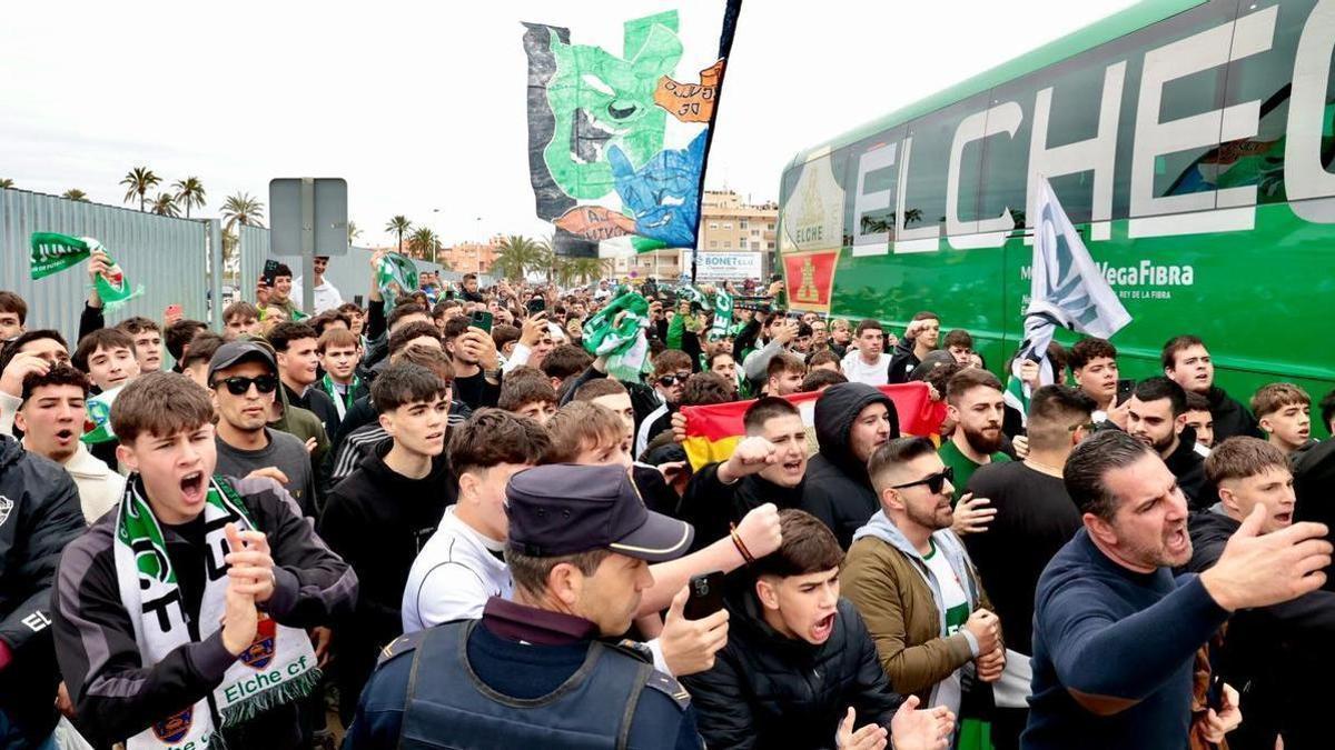 El Elche ya calienta motores para su final contra el Mallorca: gran recibimiento al equipo