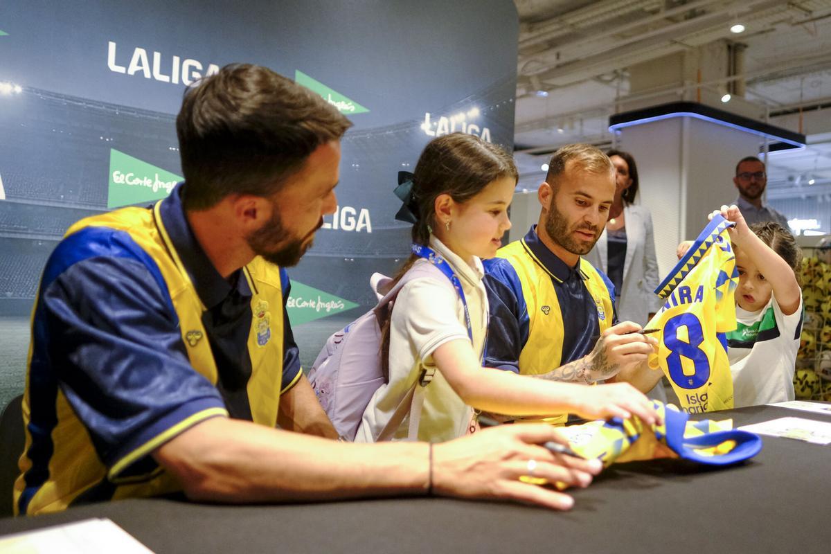 Firma de Jesé y Kirian en El Corte Inglés de Mesa y López