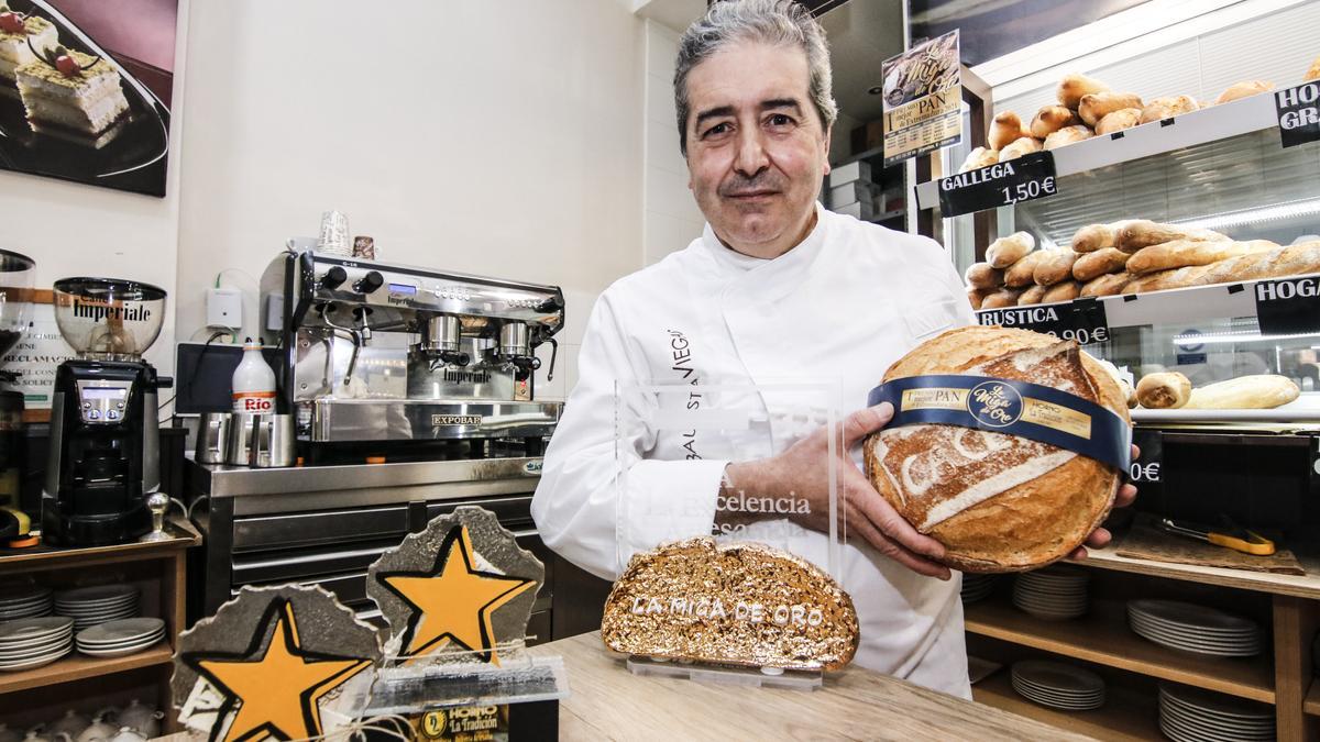 Diego Bautista, gerente del Horno La Tradición, posa con los premios para este diario.