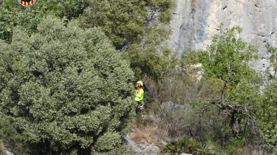 Fallece una joven al precipitarse de 25 metros mientras escalaba en la Penya Roja de Gandia