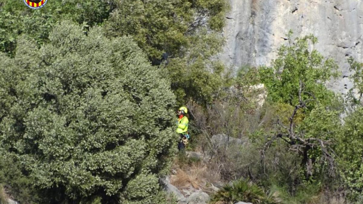 Un bombero en la zona donde ha caído la joven