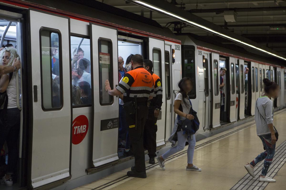 Dos agentes de seguridad obligan a bajar del metro a unas carteristas en la estación de Plaça del Centre.