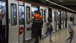 Dos agentes de seguridad obligan a bajar del metro a unas carteristas en la estación de Plaça del Centre.