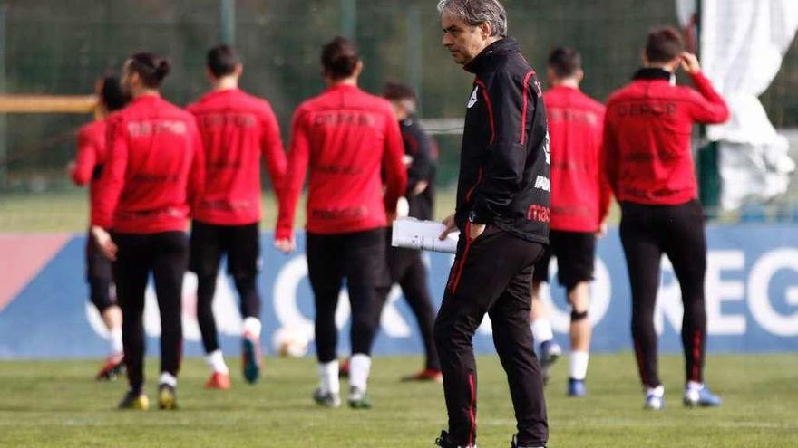 El entrenador del Deportivo, Natxo González, durante el entrenamiento de ayer en Abegondo.