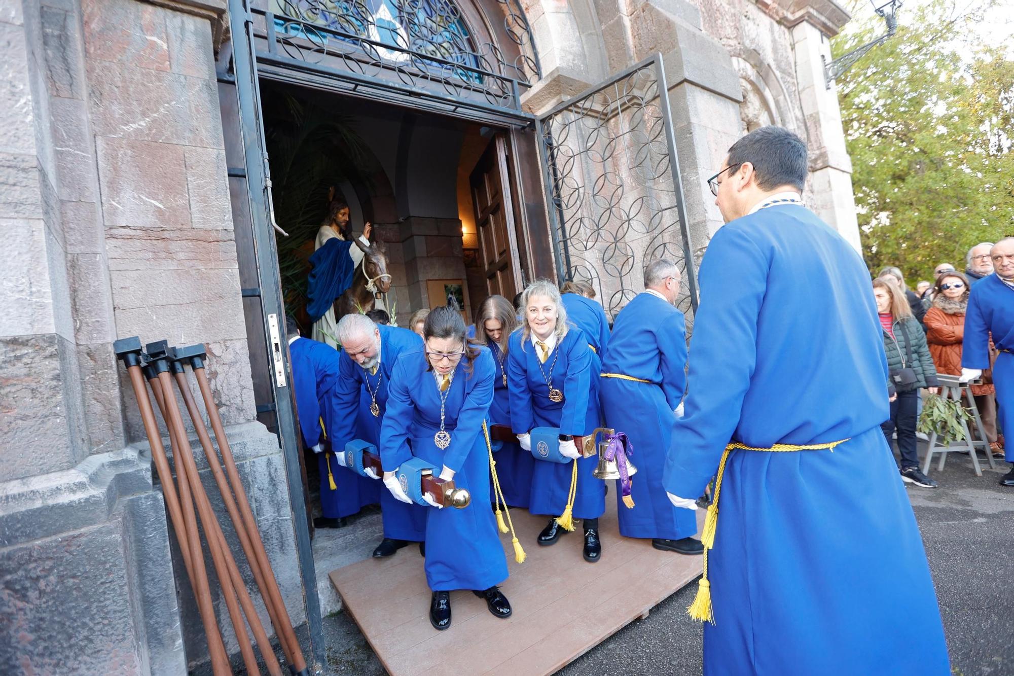Procesión de La Borriquilla en San Pedro de los Arcos (Oviedo).