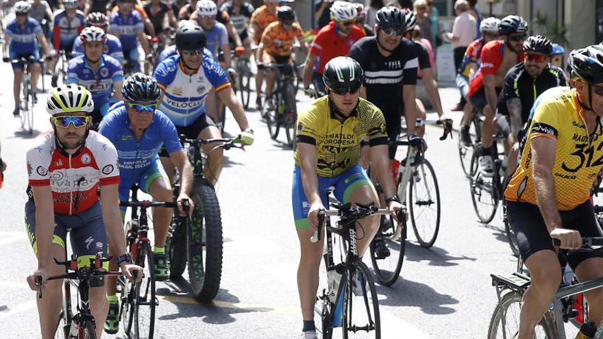 Ciclistas se manifestaron en Oliva el pasado mes de mayo.