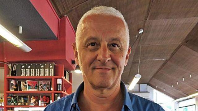 Joan Carles Palou sostiene el nuevo disco de Germans Tanner.