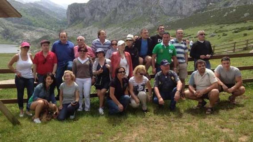 El grupo de andariegos gijoneses, arropados por más amigos, en los Lagos.