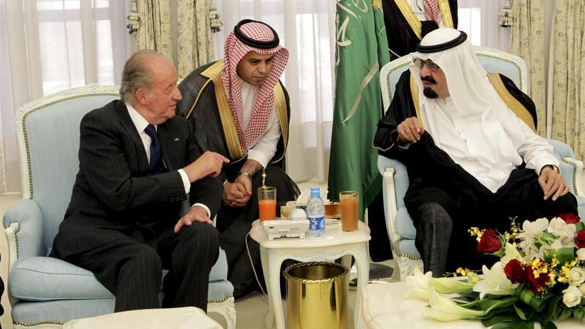 Juan Carlos, con el entonces rey de Arabia Saudí Abdalá bin Abdelaziz, fallecido en el 2015, en una imagen del 2012, en la ciudad de Taif.