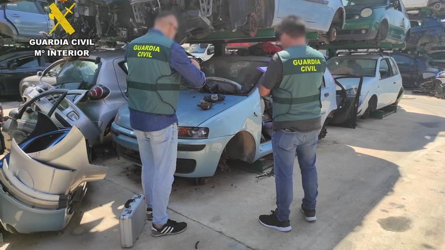Inspección de un desguace de vehículos por parte de la Guardia Civil en la Vega Baja