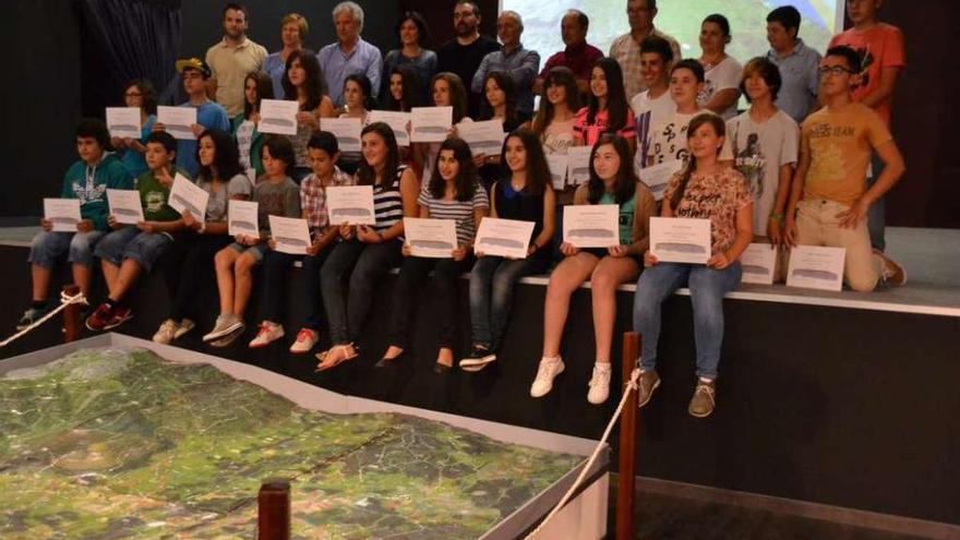 Alumnado, profesorado, alcaldesa, ediles y miembros de la comunidad de montes, ante la maqueta.