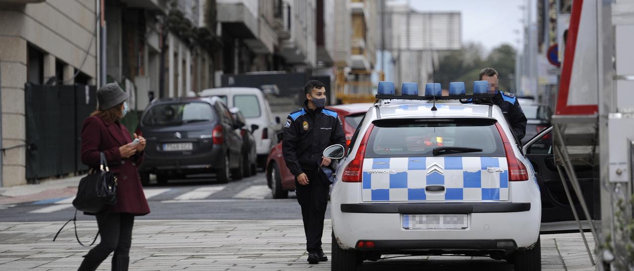 Patrulla policial, ayer, en el centro urbano de Lalín.