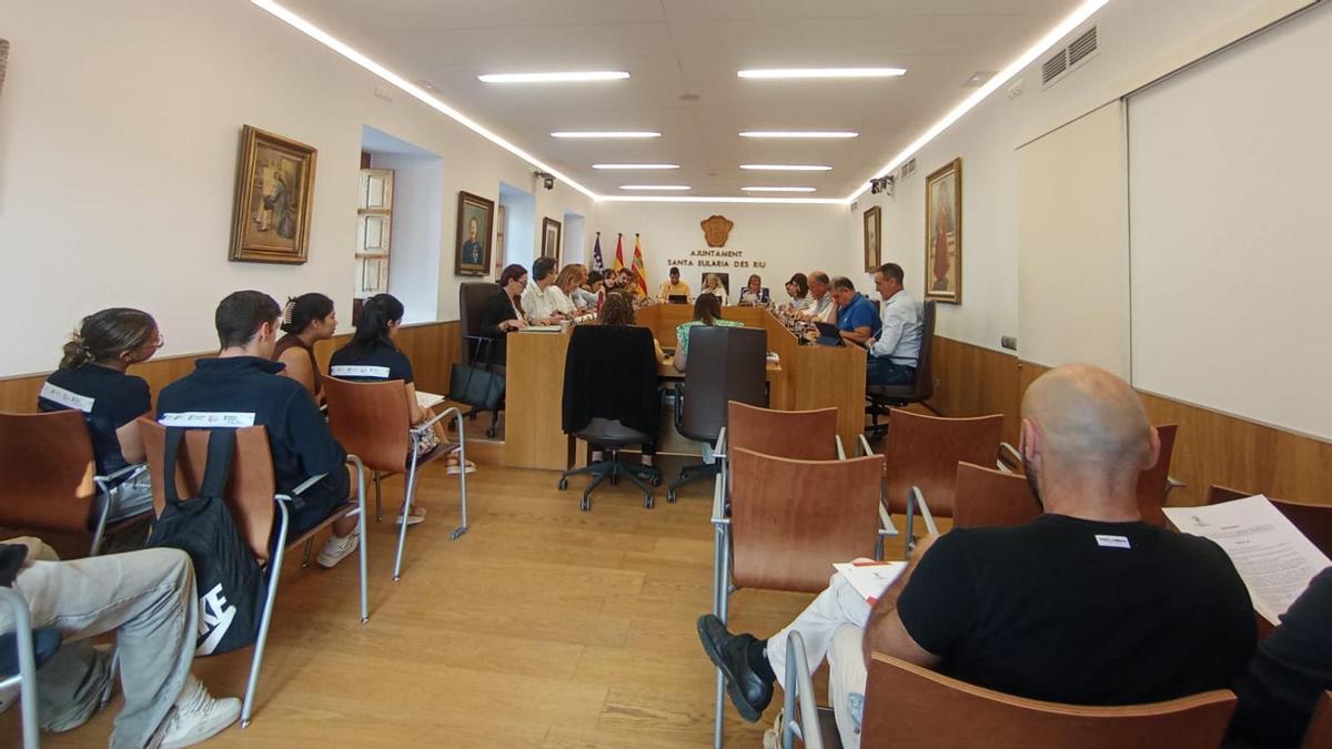 Estuadiantes de la ecuela municipal de Formación han acudido al pleno.