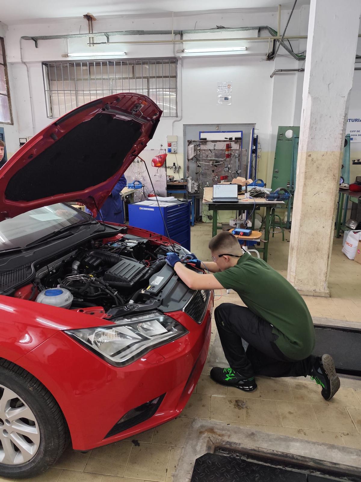 my Marius Bolohan, con un vehículo.