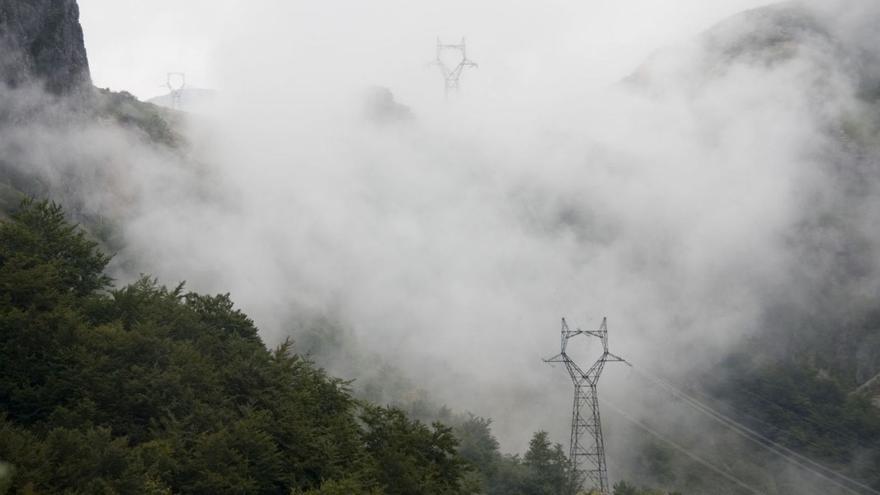 Torres de la línea Lada-Velilla en el puerto de Tarna. | Juan Plaza