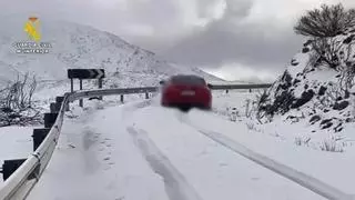 Video | La Guardia Civil auxilia a tres personas atrapadas en la nieve en el Puerto de Honduras