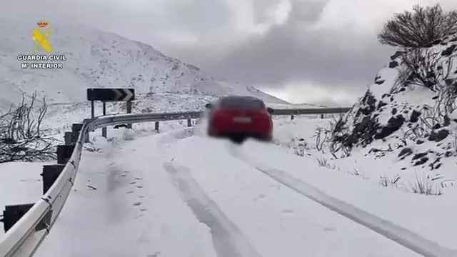 Video | La Guardia Civil auxilia a tres personas atrapadas en la nieve en el Puerto de Honduras
