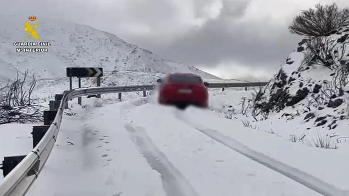 Video | La Guardia Civil auxilia a tres personas atrapadas en la nieve en el Puerto de Honduras