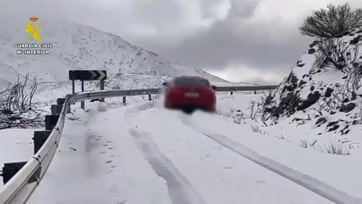 Video | La Guardia Civil auxilia a tres personas atrapadas en la nieve en el Puerto de Honduras