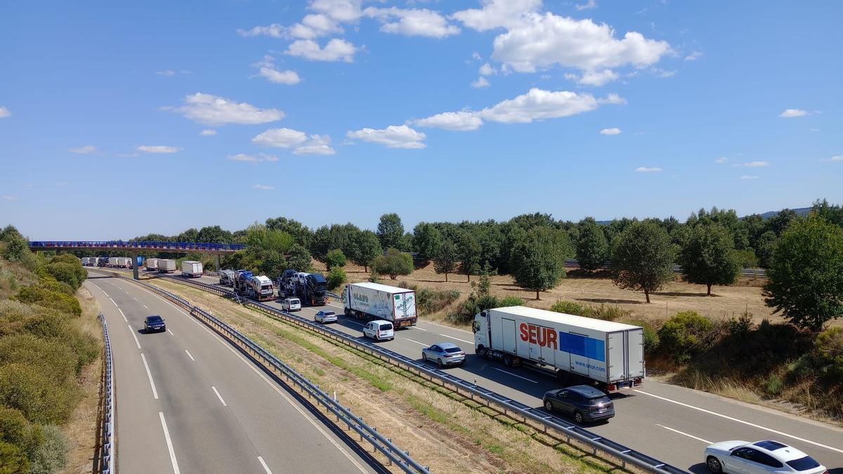 Retención de camiones y turismos en la autovía por el corte de un tramo.