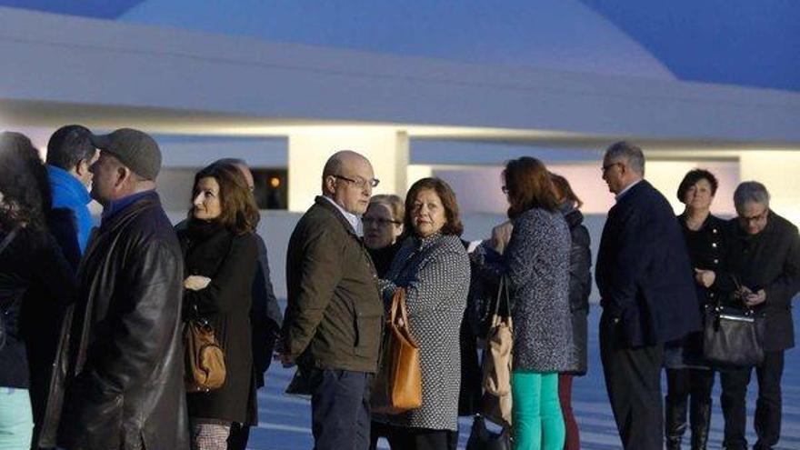 La cola de espectadores en la plaza del Niemeyer.