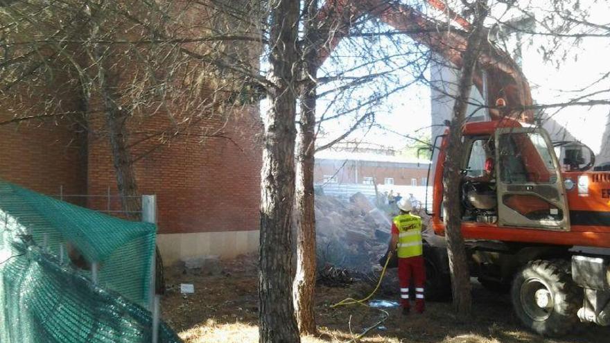 Las máquinas excavadoras ya trabajan en el derribo de la capilla del Hospital Provincial de Zamora